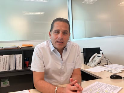 El director de Ingresos, Roberto Barrios, indicó que mientras en Lerdo se optó por un sistema totalmente digitalizado, en esta ciudad se pensó en los adultos mayores.  (MARÍA ELENA HOLGUÍN)