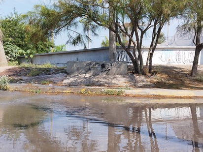 Personal de Simas acudió a reparar la fuga de agua que se presentó en Hacienda La Noria.