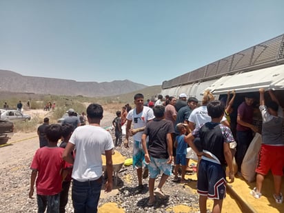 Habitantes de las comunidades cercanas realizaron actos de rapiña, acudieron con recipientes de todo tipo para aprovechar la carga, consistente en alimento en grano.