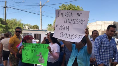 En el evento de entrega de tinacos en el ejido La Perla también hubo protestas de vecinos por la falta de agua en este sector de Torreón. (FERNANDO COMPEÁN)