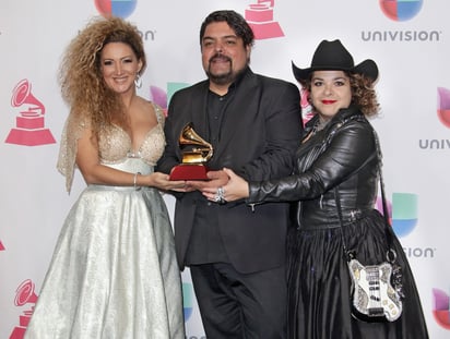 Manu Moreno, Moni Velez y Erika Ender recibieron el Grammy a Mejor Canción por 'Ataúd' en 2016.