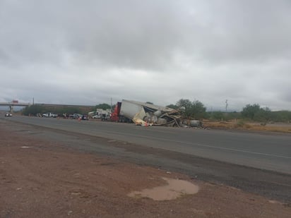 Fue a la altura del kilómetro 5+500 de la carretera federal Cuencamé - Gómez Palacio, donde se registró el accidente. (EL SIGLO DE TORREÓN)