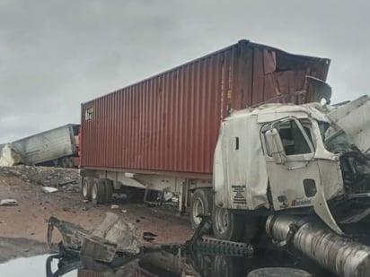 El cofre del pesado vehículo quedó completamente destrozado. (EL SIGLO DE TORREÓN)