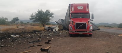 El conductor del tráiler color rojo dijo a las autoridades que se encontraba durmiendo cuando sintió un fuerte golpe. (EL SIGLO DE TORREÓN)