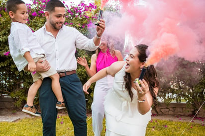 Papás Evelyn Valdéz Félix y Nader Abularage Gattas, con su hijo Nader Abularage Valdéz en el momento de la revelación. ERICK SOTOMAYOR FOTOGRAFÍA