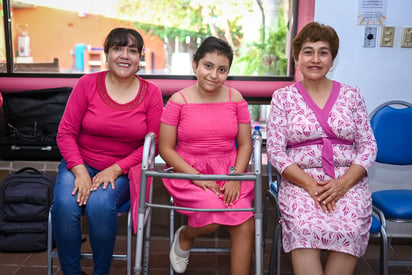 Flavia Rocío, Jazmín y María Elena felicitaron a la festejada (EL SIGLO DE TORREÓN/EDDIE RUIZ)