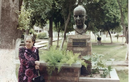 Busto en bronce de Magdalena Mondragón con el que se inauguró la Calzada de los Escritores Laguneros, en la Alameda Zaragoza de Torreón. Crédito: Archivo Municipal de Torreón