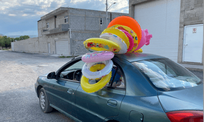 Cada fin de semana, Jaime de la Cruz recorre las quintas de Torreón para ofrecer globos, salvavidas y otros juguetes a los laguneros que se encuentran en alguna celebración. (ÁNGEL F. CHÁVEZ FÉLIX)