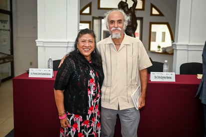 Cirila Quintero Ramírez, autora del libro y Leocadio Martínez (EL SIGLO DE TORREÓN/EDDIE RUIZ)
