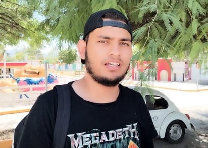Ángel Jesús, de 16 años, es un joven que tiene poco más de año y medio conduciendo motocicleta. (Foto: FABIOLA P. CANEDO / EL SIGLO DE TORREÓN)