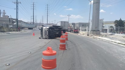 El camión, el cual transportaba maquinaria, terminó volcado sobre su costado izquierdo. (EL SIGLO COAHUILA)