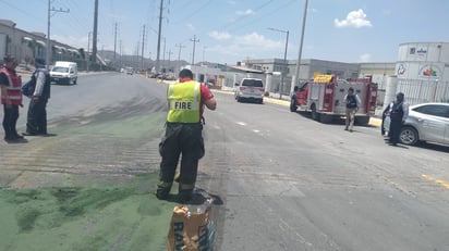 La volcadura ocasionó que el vehículo derramara una cantidad importante de combustible. (EL SIGLO COAHUILA)