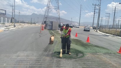 Elementos de Bomberos realizaron labores de limpieza del combustible derramado. (EL SIGLO COAHUILA)