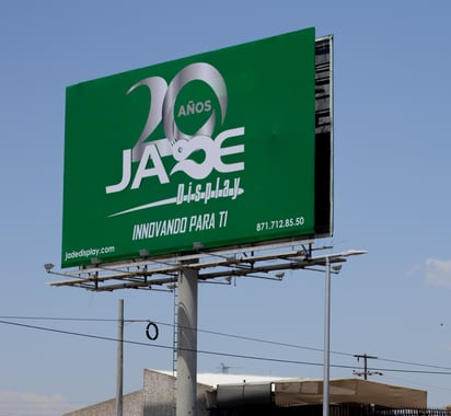 Actualmente, Jade cuenta con la comercialización de seis pantallas fijas, una pantalla móvil, un puente peatonal, más de 100 caras en parabuses en la ciudad de Torreón y más de 300 en espectaculares.