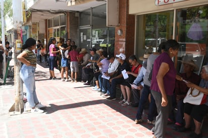 La fila era tan larga que llegaba hasta la calle Acuña. (EL SIGLO DE TORREÓN)