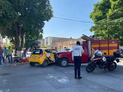 El taxi chocado en Torreón terminó con sus puertas destrozadas.