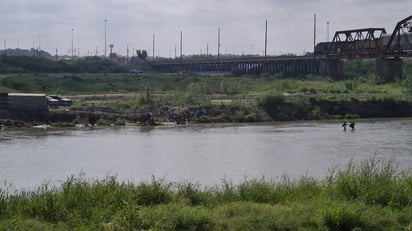 También se aborda la instalación del alambre de navajas, así como el desmonte y movimientos de tierra. (Foto: RENÉ ARELLANO / EL SIGLO COAHUILA)