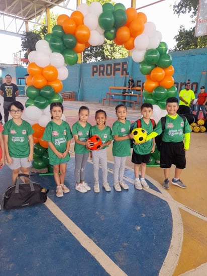 Miguel Ángel, Óscar Mateo, Melisa, Alia, Loreto, André y José, momentos antes de tomar su entrenamiento de futbol (CORTESÍA)