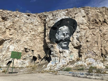 Rostro de Pancho Villa pintado sobre el muro de una antigua cantera en Trincheras, en la ciudad de Gómez Palacio.