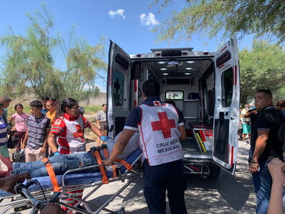 La conductora de un auto tipo sedán lo impactó, provocando que el motociclista cayera al piso lesionado. (EL SIGLO DE TORREÓN)