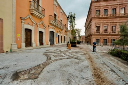 Se inició con la instalación de los árboles que serán colocados sobre las calles de Abbott, Juárez, Victoria y Padre Flores. (ESPECIAL)