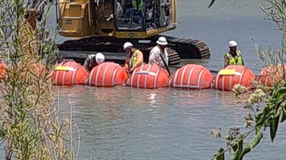 En el lugar se puede observar trabajando en la mitad del río Bravo, a un grupo conformado por siete hombres. (Foto: RENÉ ARELLANO / EL SIGLO COAHUILA)