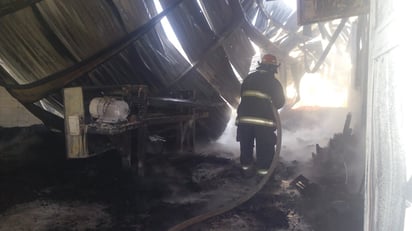 Cerca de dos horas tardaron los Bomberos en sofocar el incendio.