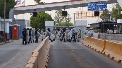 Fue alrededor de las 19:50 horas que 43 migrantes originarios de Venezuela y uno de Cuba, ingresaron de forma violenta al Puente Internacional número I. (Foto: RENÉ ARELLANO / EL SIGLO COAHUILA)