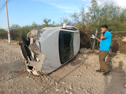 Paramédicos del Cuerpo de Bomberos de Ramos Arizpe valoraron a la conductora. (EL SIGLO COAHUILA)