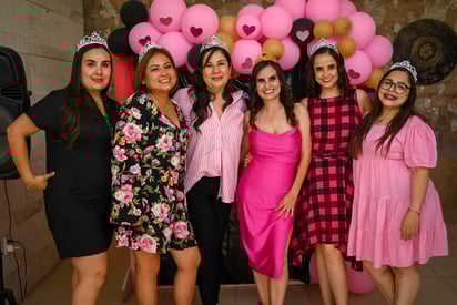 Lucky Gregory, Nancy Vega, Ivonne Bujanda, la cumpleañera Lupita de Llano, Sofía López y Pamela Serna (EL SIGLO DE TORREÓN/EDDIE RUIZ)