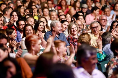 El alcalde José María Fraustro Siller asistió al concierto en compañía de su esposa Beatriz Dávila de Fraustro. (CORTESÍA)