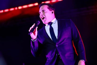 Durante la noche, Daniel Boaventura encantó a los presentes con su voz. (CORTESÍA)