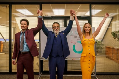 Chris Evans como Brenner, izquierda, Andy Garcia como Neel, centro, y Emily Blunt como Liza en una escena de 'Pain Hustlers' en una imagen proporcionada por Netflix. La pelícual se estrenará en el Festival Internacional de Cine de Toronto. (Brian Douglas/Netflix vía AP)