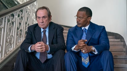 Tommy Lee Jones como Jeremiah O'Keefe, izquierda, y Jamie Foxx como Willie Gary en una escena de 'The Burial' en una imagen proporcionada por Amazon Prime Video. La película se estrenará en el Festival Internacional de Cine de Toronto. (Skip Bolen/Amazon Prime Video vía AP)


