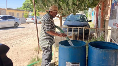 La atención en el suministro y abasto de agua en pipas a comunidades rurales para atenuar la contingencia por las altas temperaturas, es permanente. (Foto: GUADALUPE MIRANDA / EL SIGLO DE TORREÓN)
