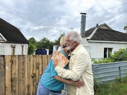 El escritor colombiano Héctor Abad Faciolince y la bibliotecaria ucraniana Yulia en Kapytolivka, donde el poeta Volodymyr Vakulenko fue sustraído por los ocupantes. Crédito: Twitter/ Victoria Amelina 