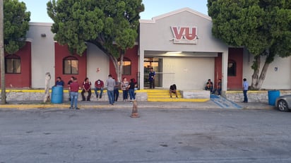 Les fue negada la entrada por guardias de seguridad de la empresa. (Foto: RENÉ ARELLANO / EL SIGLO COAHUILA)