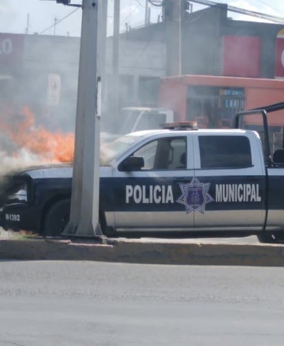 Una falla mecánica provocó que el frente de una patrulla de la Policía Preventiva de Saltillo se incendiara.