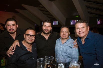 Acompañado de sus amigos Miguel Sáenz, Jorge Mata, Iván Riquelme y Juan Pablo Rodríguez (ERICK SOTOMAYOR FOTOGRAFÍA)