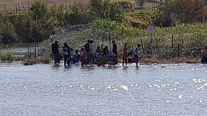 Durante el fin de semana pasado las autoridades texanas continuaron reforzando los cercos de alambre de navajas.