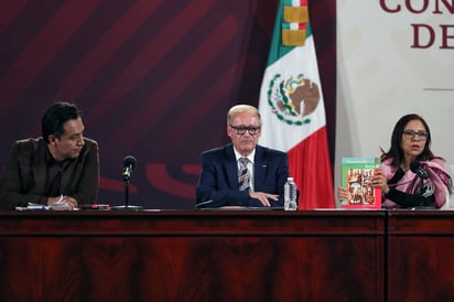Marx Arriaga hizo una defensa de los libros de texto, advirtiendo que han sido objeto de diversas críticas, desde acusarlos de comunistas, como lo hizo el conductor de TV Azteca, Javier Alatorre, hasta los señalamientos en redes sociales de supuestos errores.
