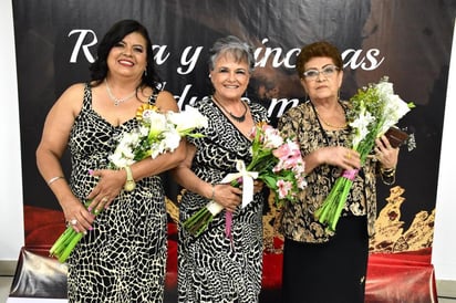Como reina fue seleccionada María del Carmen Escobedo Valdez de 70 años (c), y las princesas que la acompañarán son Ernestina Cano López de 82 años y Laura Maricela Santoy Fuentes de 60 años.