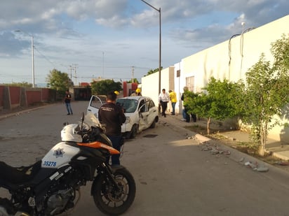 Hasta el lugar se hicieron presentes elementos de Protección Civil, del heroico cuerpo de Bomberos, Tránsito y Vialidad, así como paramédicos de la Cruz Roja.