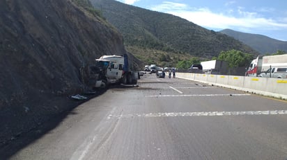 Una aparente falla mecánica ocasionó que el pesado vehículo se quedara sin frenos.