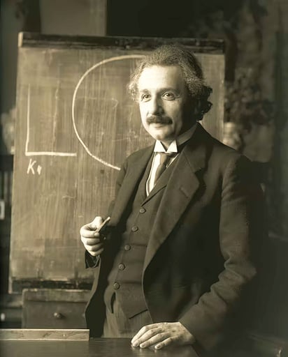 Einstein postuló que había una correlación y equivalencia entre masa y energía, a grandes rasgos, su famosa ecuación e = mc2.