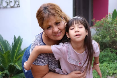 La pequeña cuenta con una visión de un 45 por ciento en su ojo izquierdo. (Foto: VAYRON INFANTE / EL SIGLO DE TORREÓN)