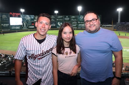 Jorge Luis López, Paulina Villegas y José Villegas. 
