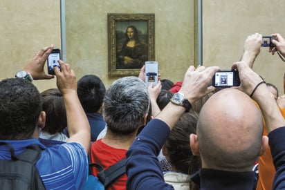 Turistas visitando la Mona Lisa. Crédito: Pixabay/ thomasstaub