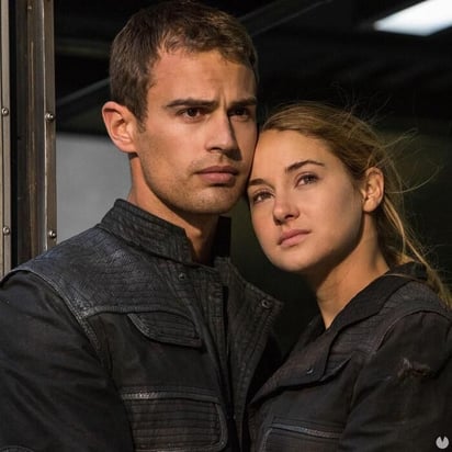 Theo James y Shailene Woodley en una escena de Divergente. 