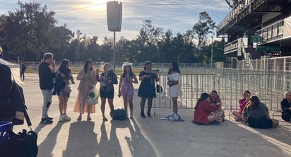 Los primeros 'swifties' mexicanos ya empezaron a llegar al Foro Sol para el concierto de Taylor Swift en México. (ESPECIAL)